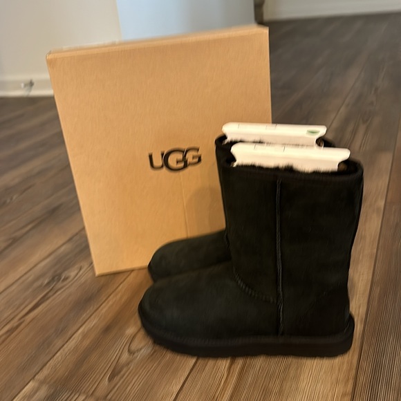 UGG Classic Short ll Boots - Picture 2 of 5